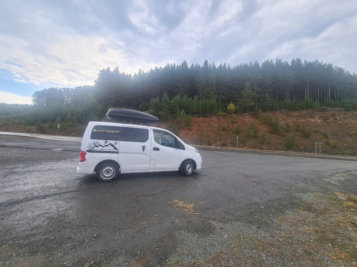 Здесь мы оставили машину,а сам источник через дорогу слева