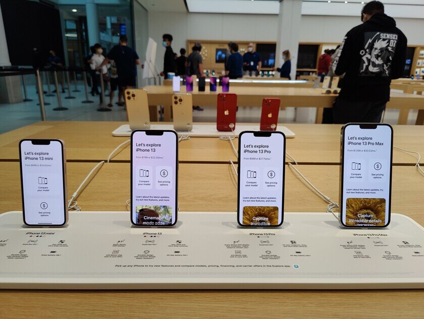    Так выглядят бренд-зоны. Простыми словами, это столы с демонстрационной техникой. Фото: Dreamstime