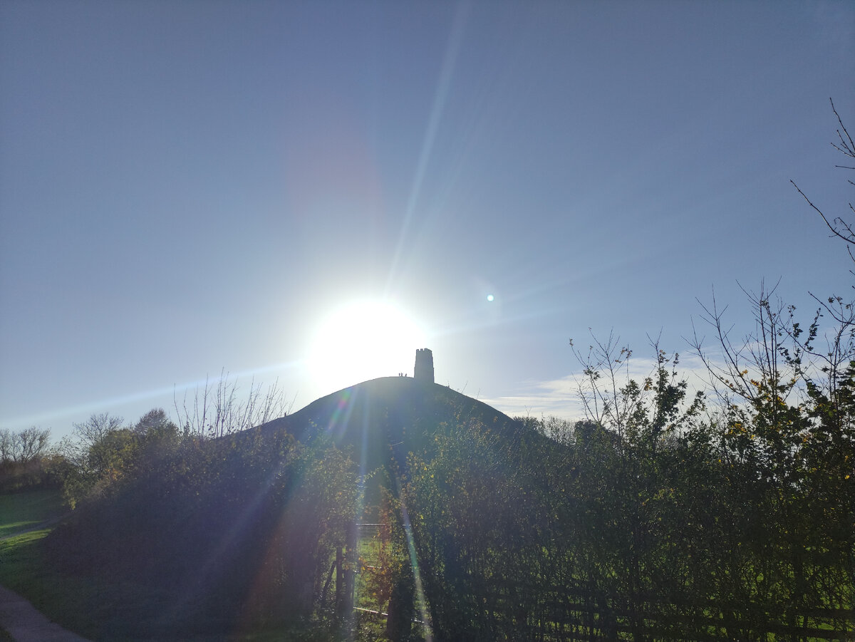 Древний холм в Гластонбери