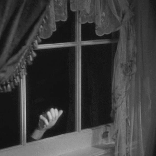 К чему снится стук в окно. Стучится в окно. Стучит в окно. Мертвец в окно стучится.