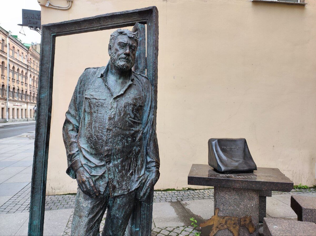 Памятник Сергею Довлатову в Санкт-Петербурге. Источник — dzen.ru/pa_myatnik