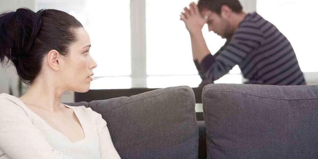 Не хочу, чтобы муж общался со своей родней, они на него плохо влияют