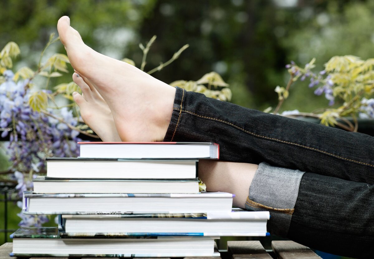     Убрать тесную обувь, записаться на педикюр: простые советы при трещинах ступней