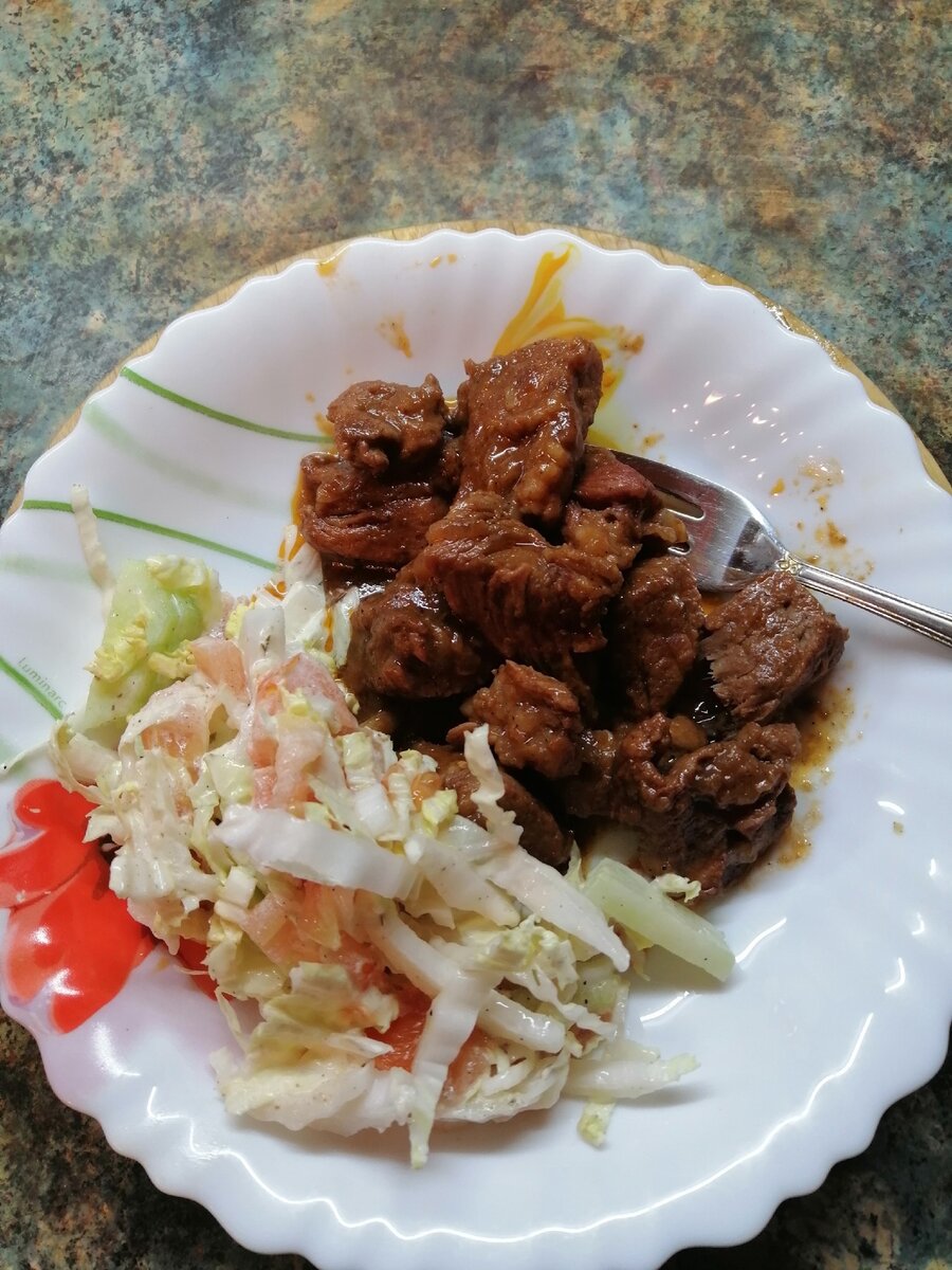 Один из вариантов моего обеда. Свинина в томатном соусе  с салатом.