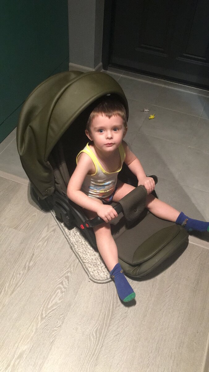 Руслан примеряет коляску младшей сестренки