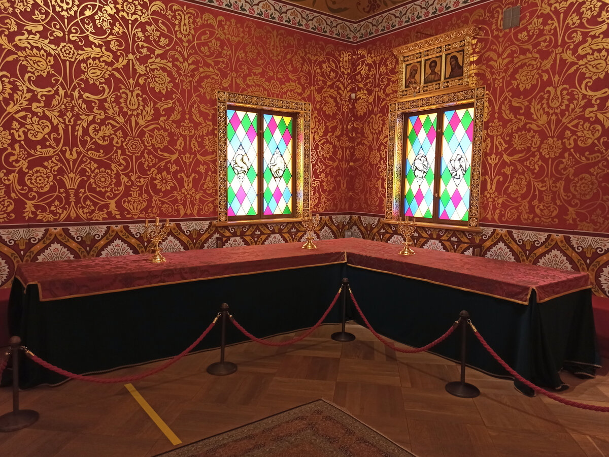 дворец царя алексея михайловича в музее-заповеднике коломенское. историко-художественная реконструкция. театральная хоромина во дворце алексея михайловича. столовая палата коломенского дворца. дворец алексея михайловича в коломенском 17 век внутри.