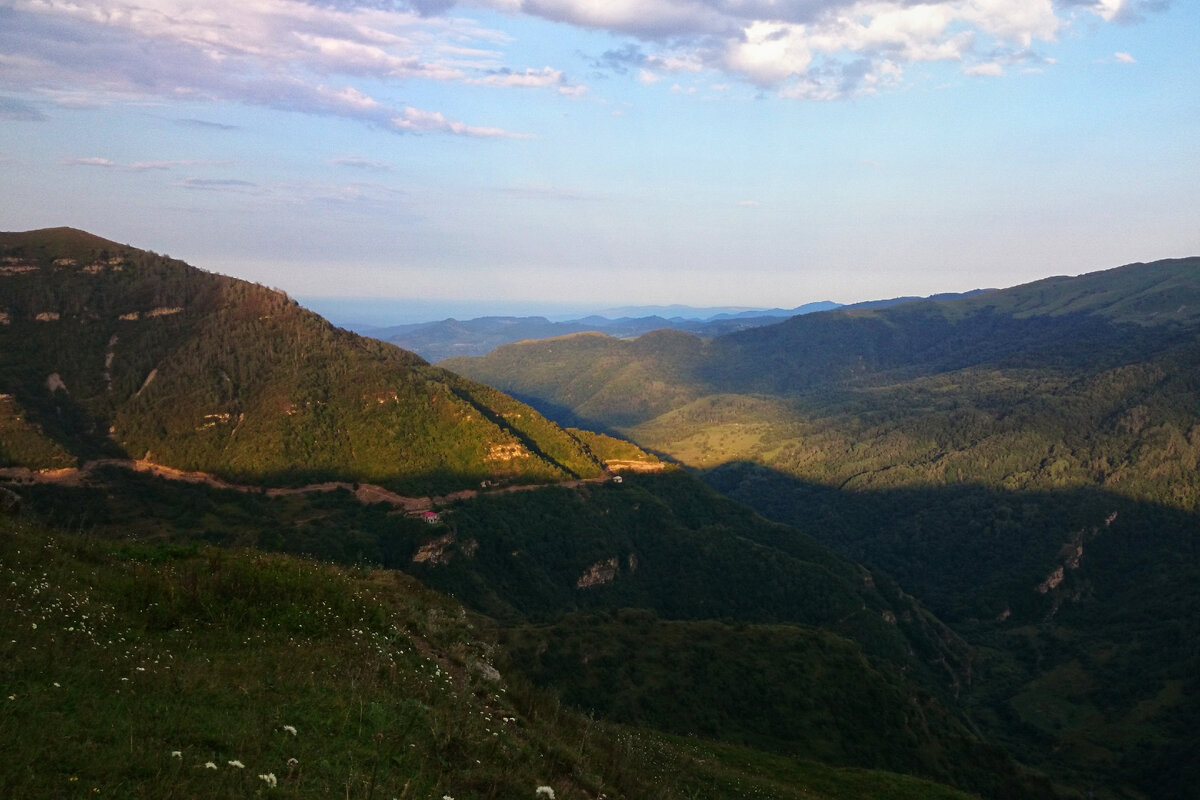 Вот такие пейзажи вокруг села Кубачи. Фото автора. 