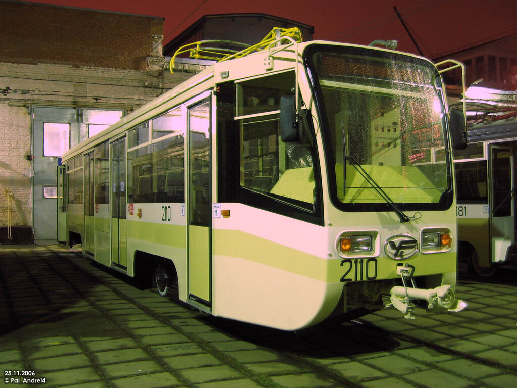 Вагон 71-619КТ №2110 в трамвайном депо имени Н.Э. Баумана. Автор фото: Pal_Andrei4, https://transphoto.org, ноябрь 2006.