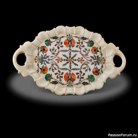 Блюдо из белого мрамора, инкрустированного яшмой, лазуритом, малахитом, перламутром. Индия, Агра.  Блюдо выполнено в технике интарсии.