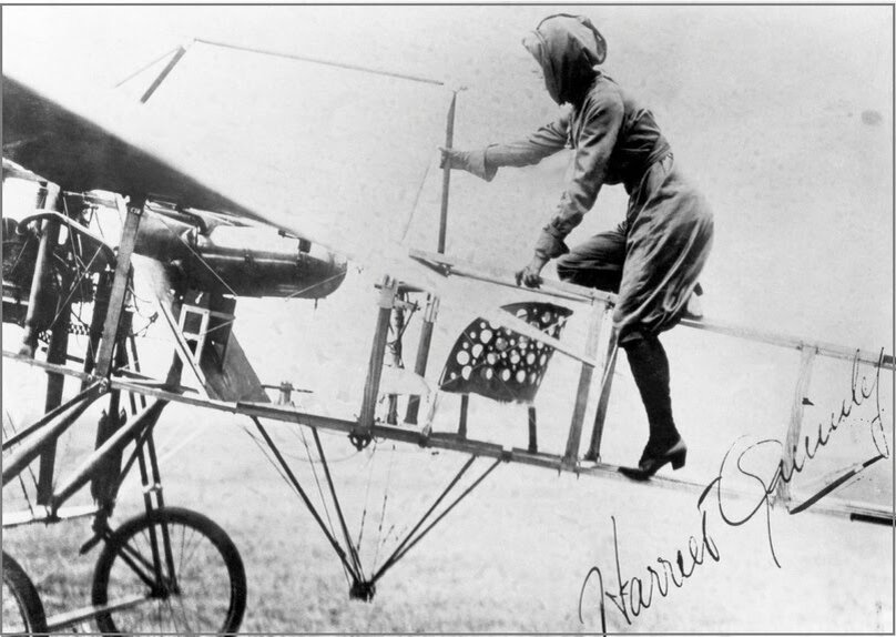 Харриет Квимби (Harriet Quimby) - первая женщина-пилот, перелетевшая через Ла-Манш. Ее называли "Первая леди Америки в воздухе".