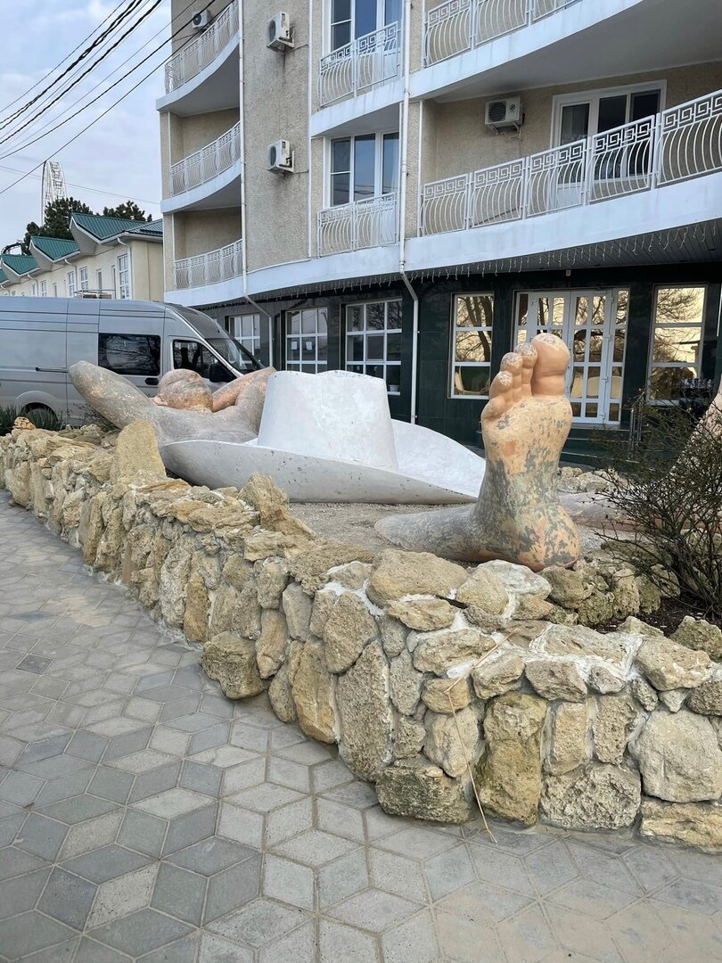 ПАМЯТНИК  ОТДЫХАЮЩЕМУ в АНАПЕ