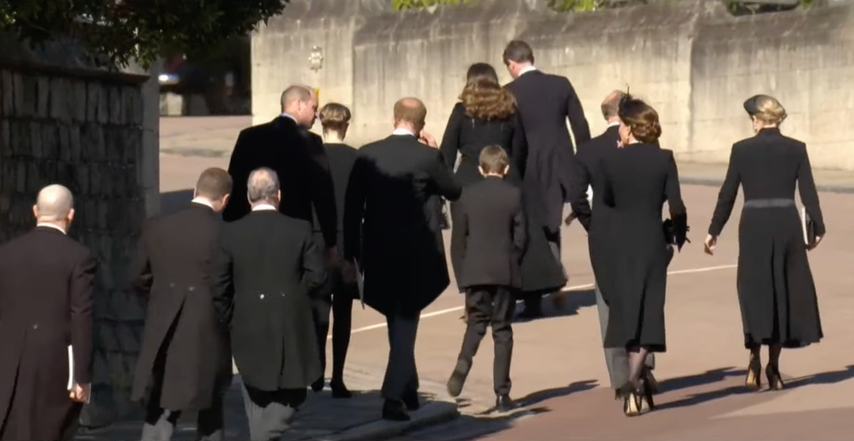 Уильям и Кейт дружелюбно общаются с Гарри после церемонии прощания с принцем Филиппом