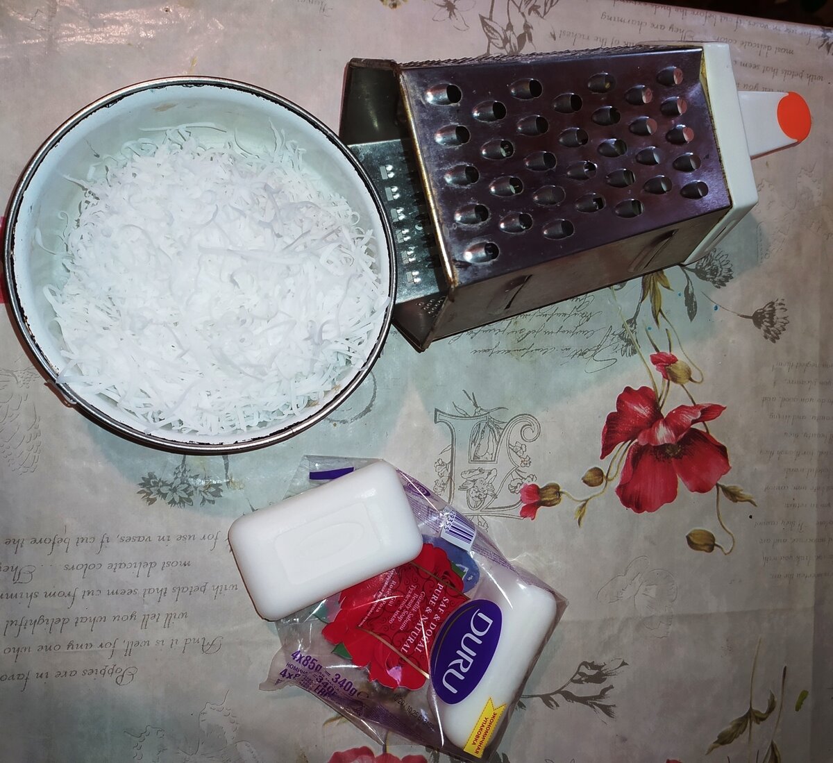 Я взяла дешевое мыло, для примера