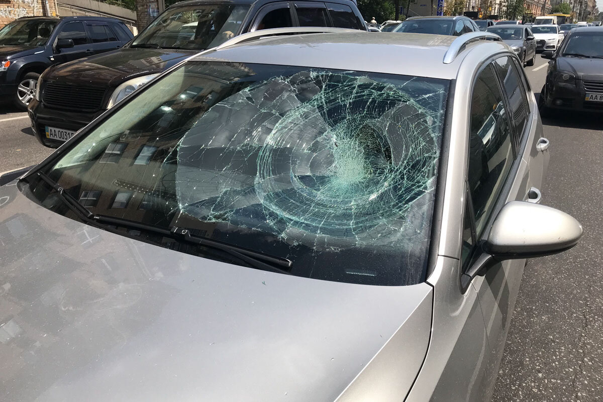 Разбитое лобовое стекло машины. Разбитое лобовое стекло. Стекло автомобиляращбитое. Разбитые лобовые стекла.