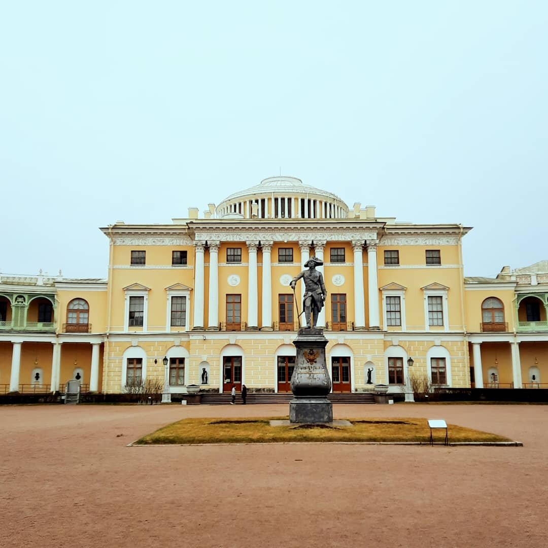 Павловский дворец и памятник Павлу 1