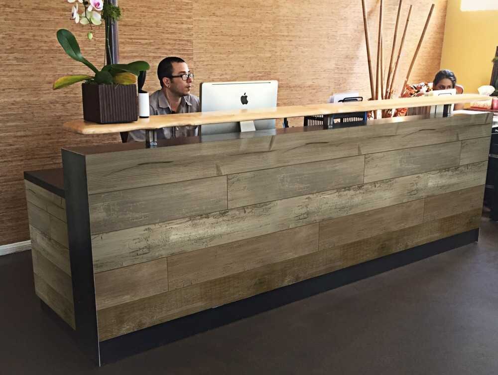 https://mebelindesign.ru/wp-content/uploads/2017/08/Reception-desk-3.jpg