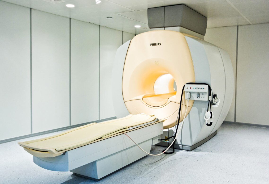 Где можно сделать мрт. Магнито-резонансный томограф. Магнитно-резонансный томограф Tomikon BMT 1100. Магниторезонансная томография (мрт). ЯМР томограф.