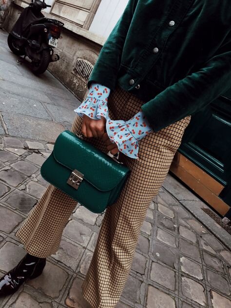 Сумка и брюки ближе всего к базе, хотя у кого-то они будут скорее небазовыми вещами 