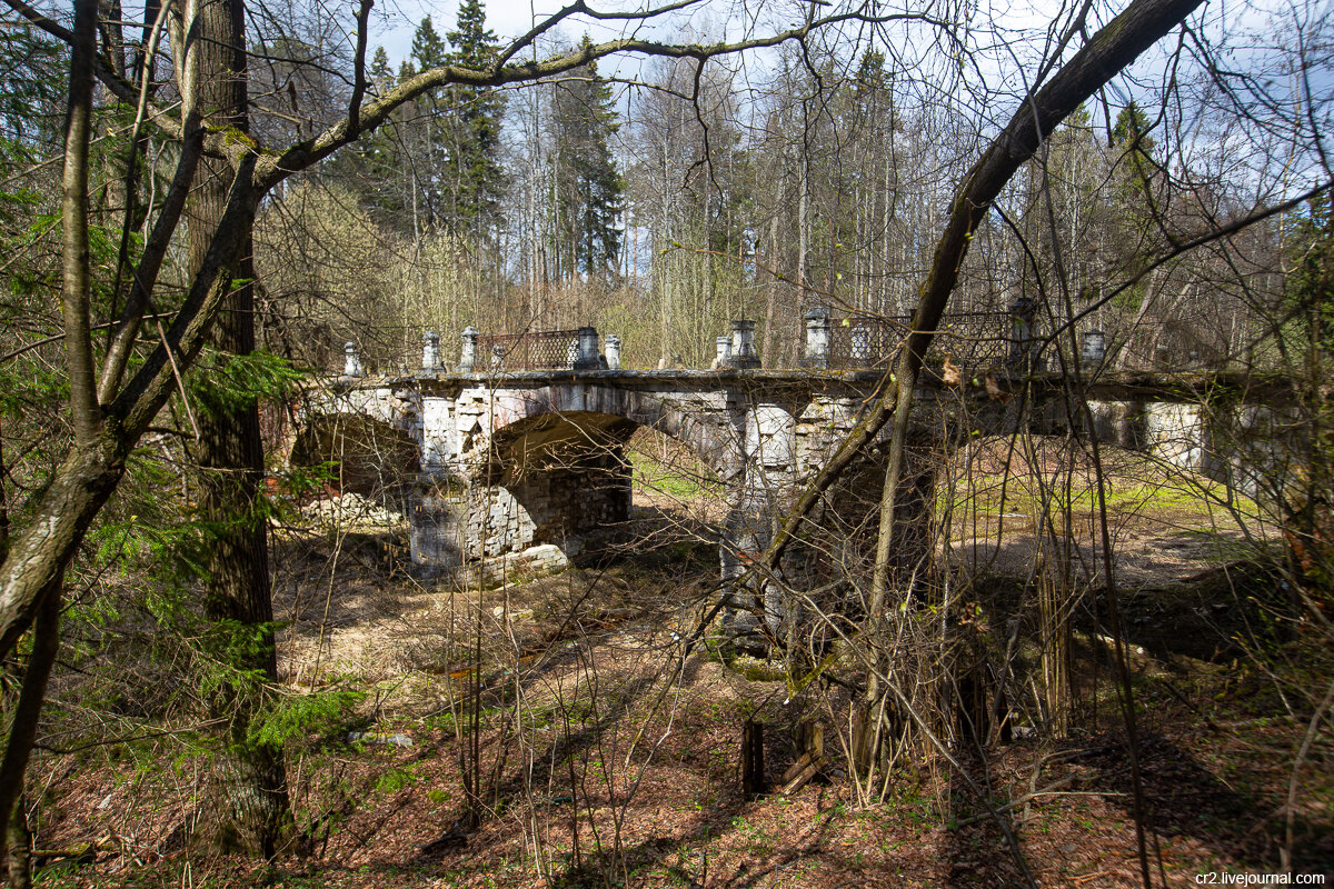 Чёртов мост. Усадьба Середниково, Московская область. Фото автора статьи (ещё 1 фото)