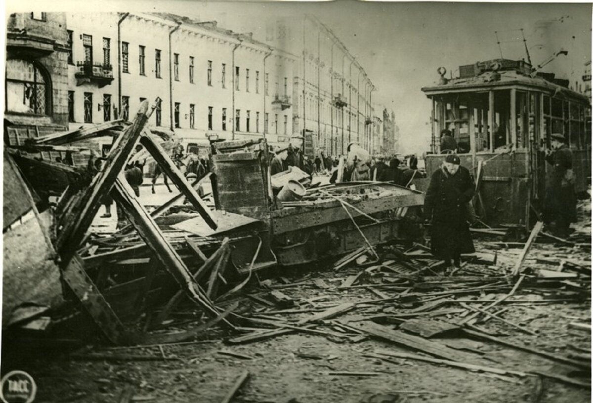 Разрушение временем. Первый артобстрел Ленинграда в 1941. Разрушенный блокадный Ленинград. Блокада площадь Восстания Ленинград. Разрушения в блокадном Ленинграде.