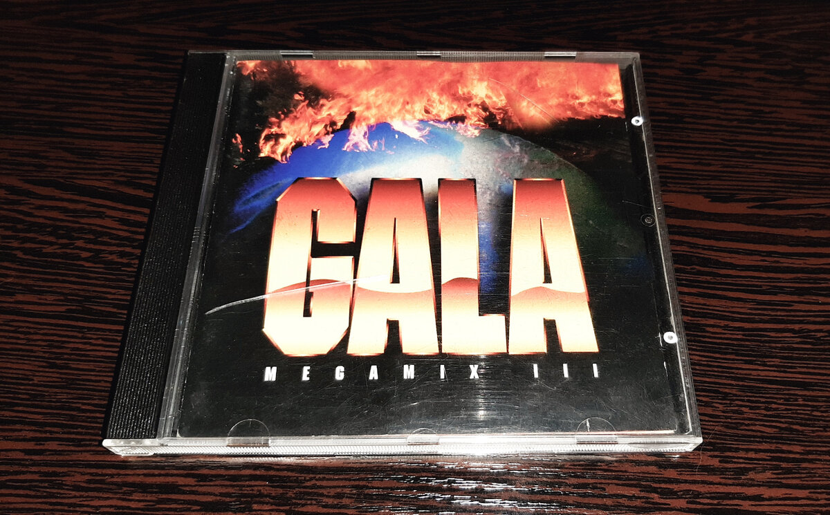 Сборник "GALA MEGAMIX III", в который вошла первая версия песни "Туман" (личное фото)