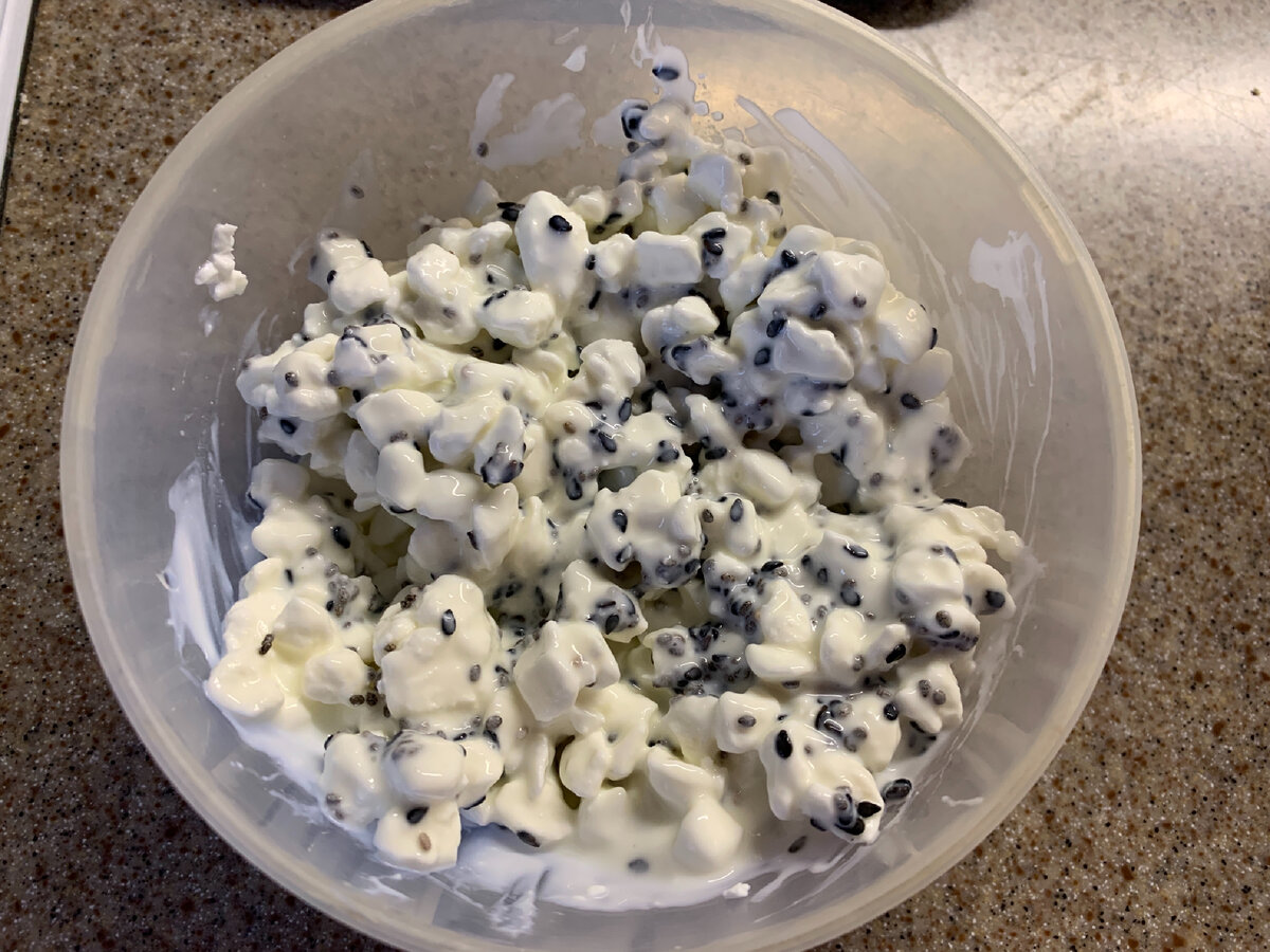 Считала творог 5% с чиа и натуральным йогуртом идеальным вариантом ужина. Фото автора 