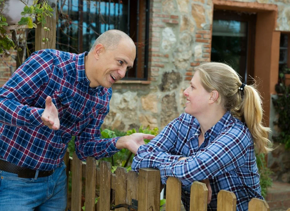 Ссора соседей. Конфликт между соседями. Человек у забора. Конфликт между соседями пример. Дачный забор между соседями.