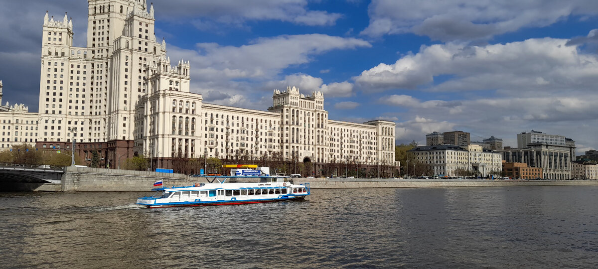 Вид на высотку на Котельнической набережной с Космодамианской набережной
