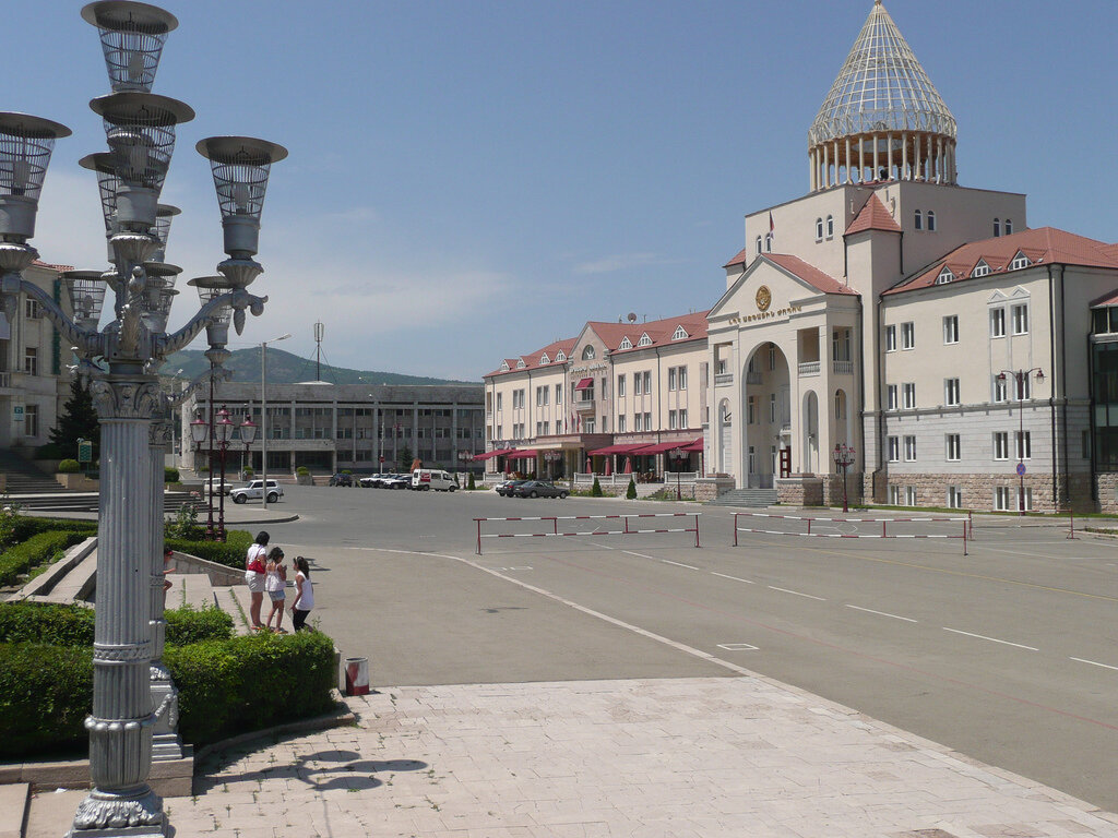 Степанакерт. Арцах Степанакерт. Город Степанакерт. Армения Степанакерт достопримечательности. Степанакерт площадь.