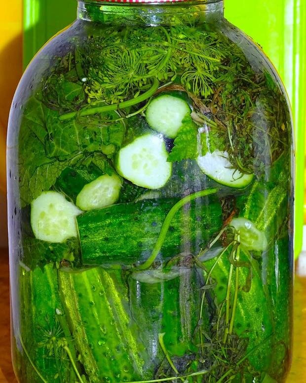 (Сразу захотелось огурчиков.Но они обычно у нас до весны не доживают...)