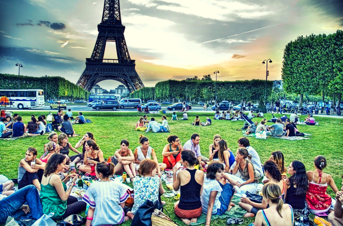 Как видели себя французы. Население Парижа 2022. Франция люди. Молодежь Франции. Жители Парижа.