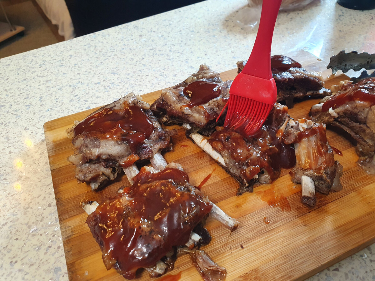 Смазываю рёбрышки соусом  bbq