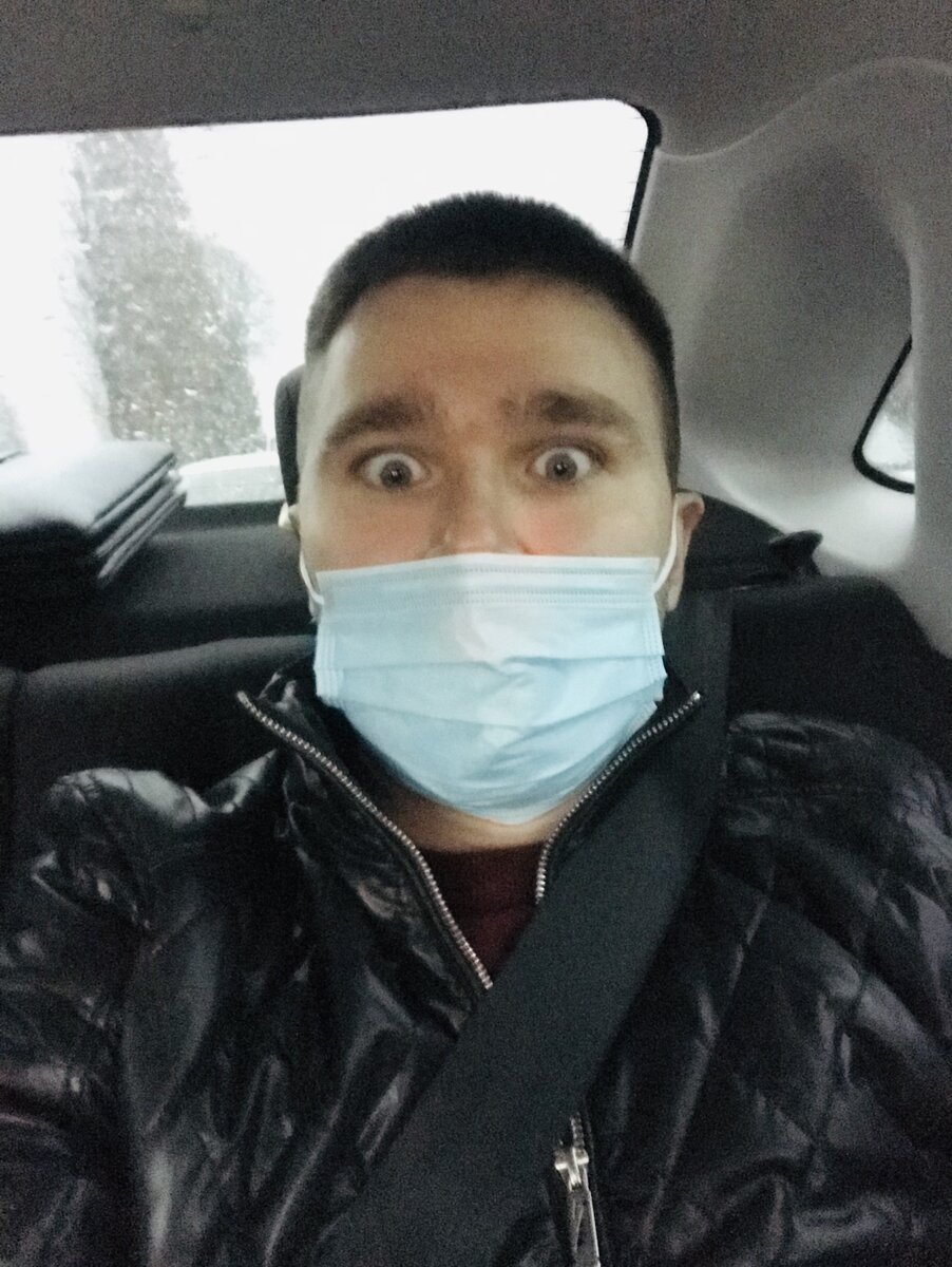 Сижу на заднем ряду пристегнулся всеми ремнями ..