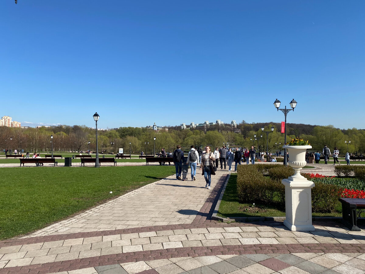 Сразу при входе понимаешь, что людей очень много