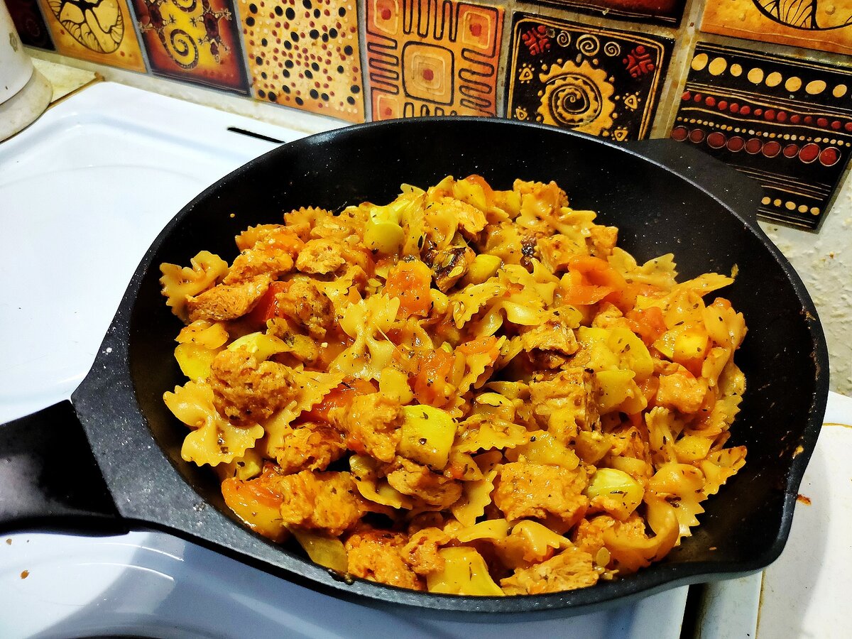 Как выглядела паста в финале. Отлично подавать с свежими зелеными овощами и зеленью. Фото моё, архивное, тогда не сообразила сфоткать ни пошагово, ни подачу, так что буду отдуваться текстом)