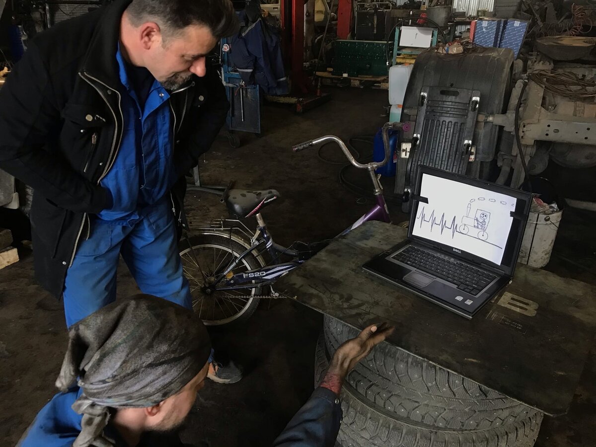 Дай дураку ноутбук, он будет им костёр раздувать.