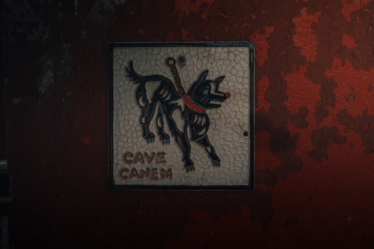 В некоторых местах можно даже встретить таблички на иностранных языках