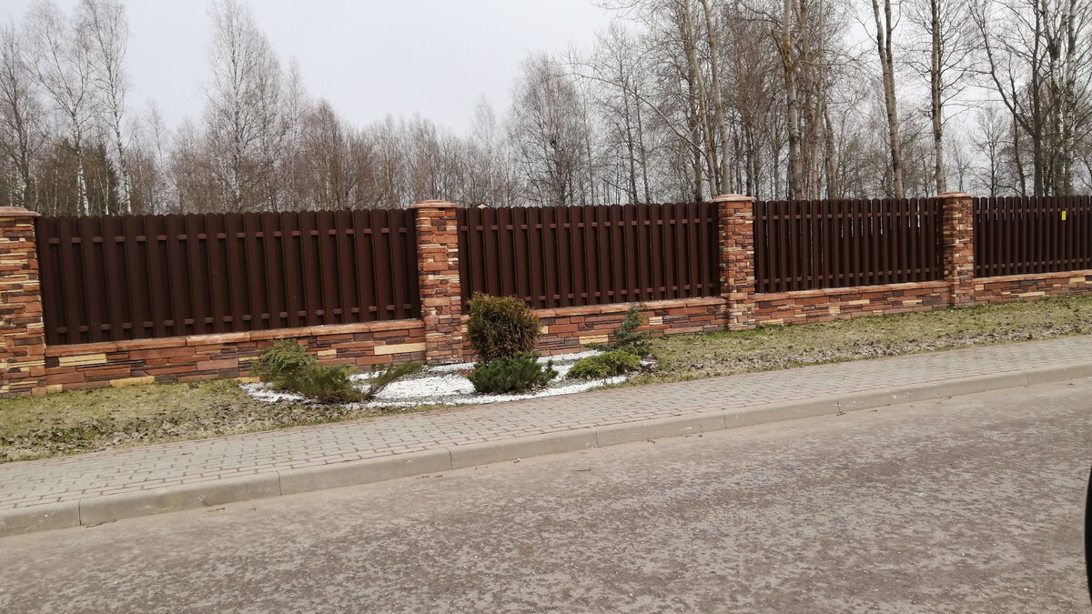 Иногда в поселках заборы строго регламентированы