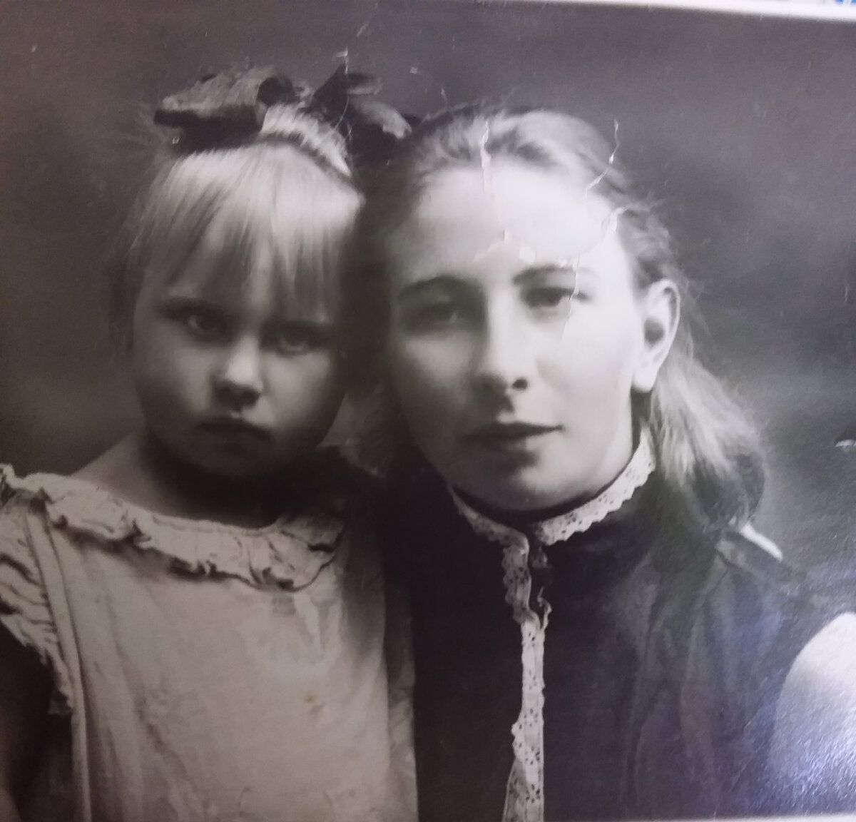 Маленькая Лиля с мамой Ефимовой Марией 