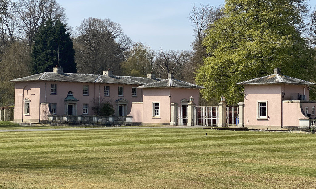 Пара, которая перелезла через ограду, была арестована после инцидента.