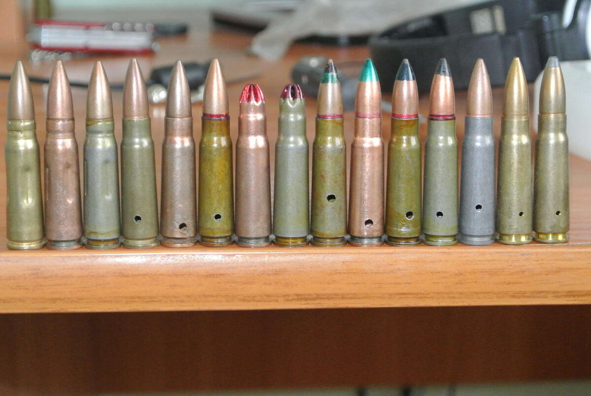 Разновидности патронов, под разные задачи( на фото учебные, либо холостые патроны)
