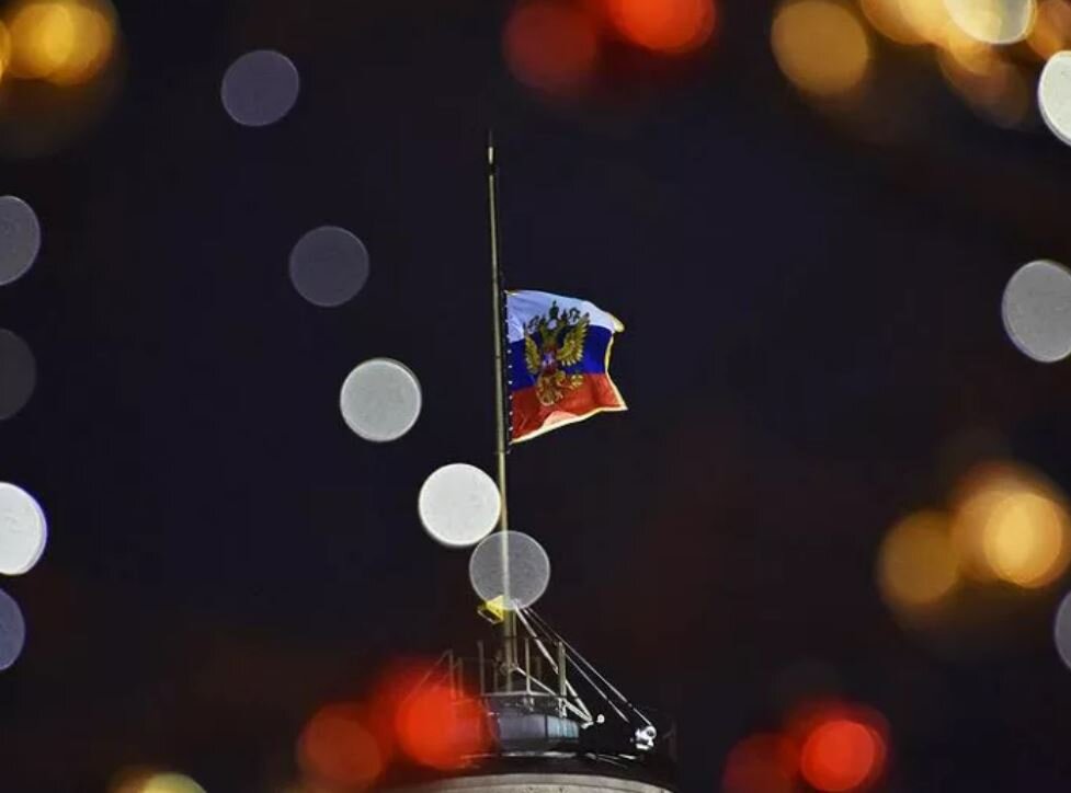 Траур флаг рф. Приспущенный флаг. Флага России приспускают при трауре. Традиция приспускания флага. Траурный флаг России.