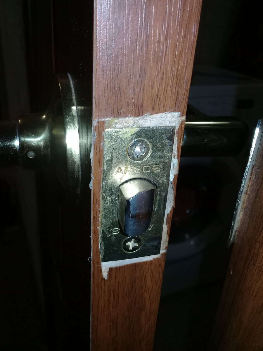 Вот так нам испортили дверь "умелые" мастера.