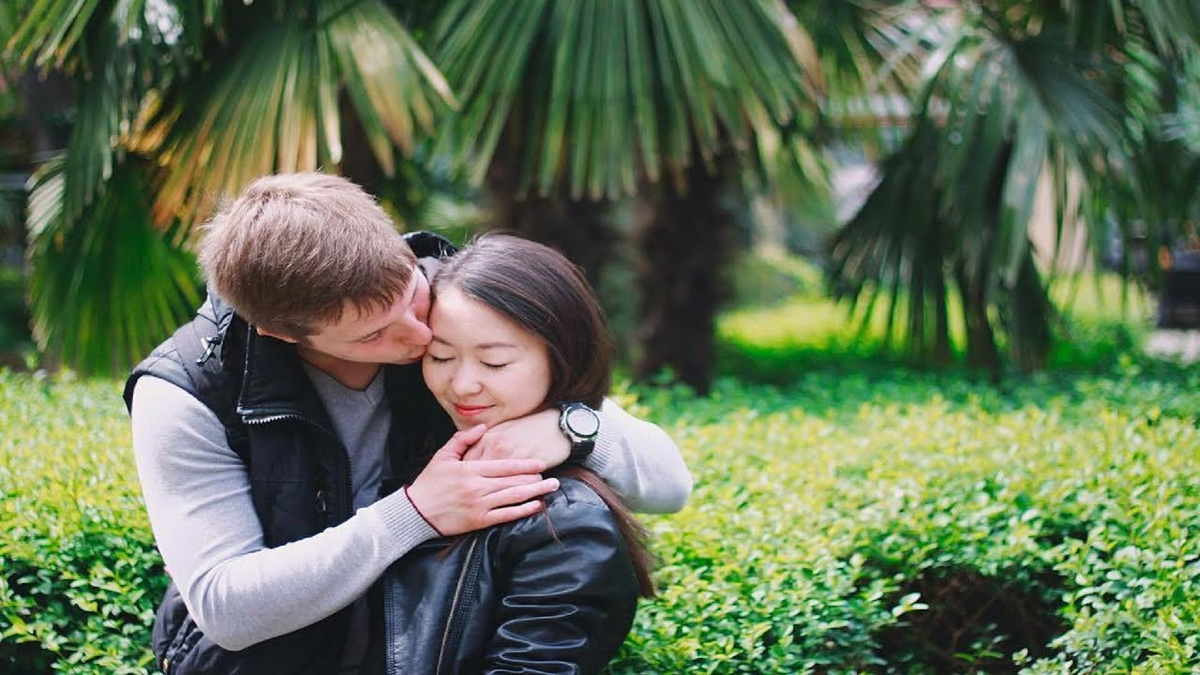 Иностранки с русскими мужчинами. Понравился русский парень. Красивая девушка с парнем. Анна кошмал кирилл дыцевич сериал. Пара азиатка и европеец.