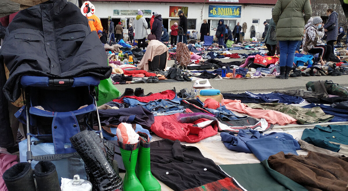 Блошиный рынок в Новороссийке по периметру окружен магазинчиками - антикварными в том числе 