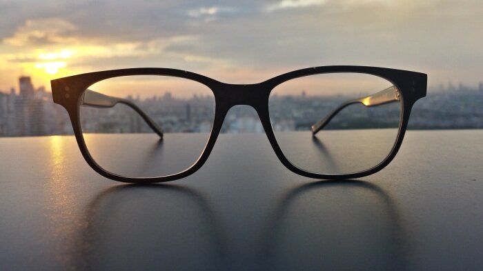 Зачастую мелкие царапины визуально не определяются, но в результате эксплуатации таких очков глаза быстро устают. / Фото: pxhere.com
