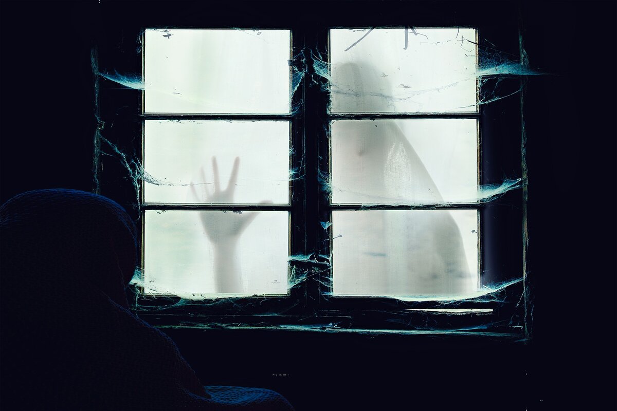 Фото с Pixabay. В окне появился силуэт, но очень быстро растворился в темноте. 