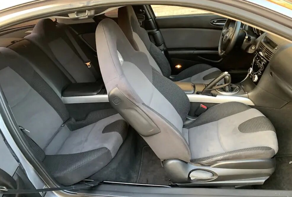 Салон с раскрытыми дверьми.