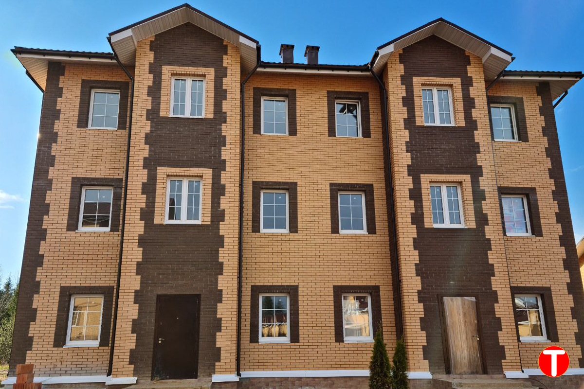 Пример дома в одном из осмотренных мной поселков. Трехэтажный дуплекс на двух хозяев с одной общей стеной.