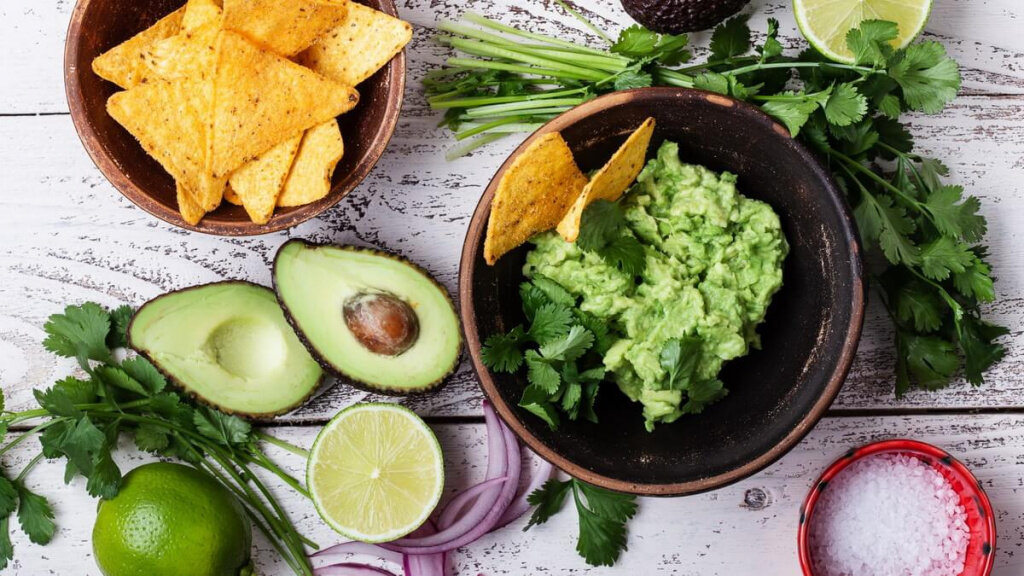 Лайм авокадо кинза. Гуакамоле. National Avocado Day. Макароны вредно авокадо полезно.